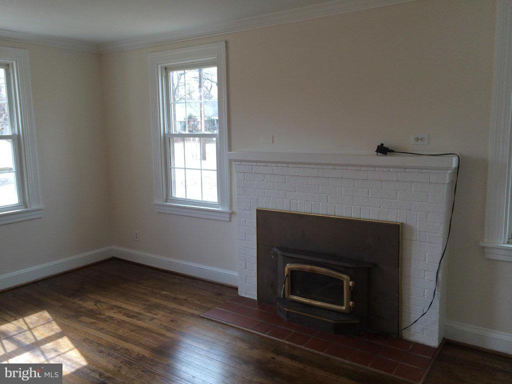 2912 Main Street Edgewater, MD 21037 - Photo 5 of 15 Living Room