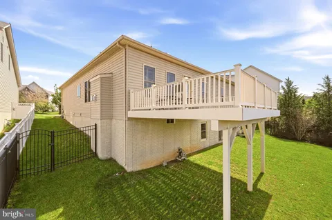a view of a house with backyard