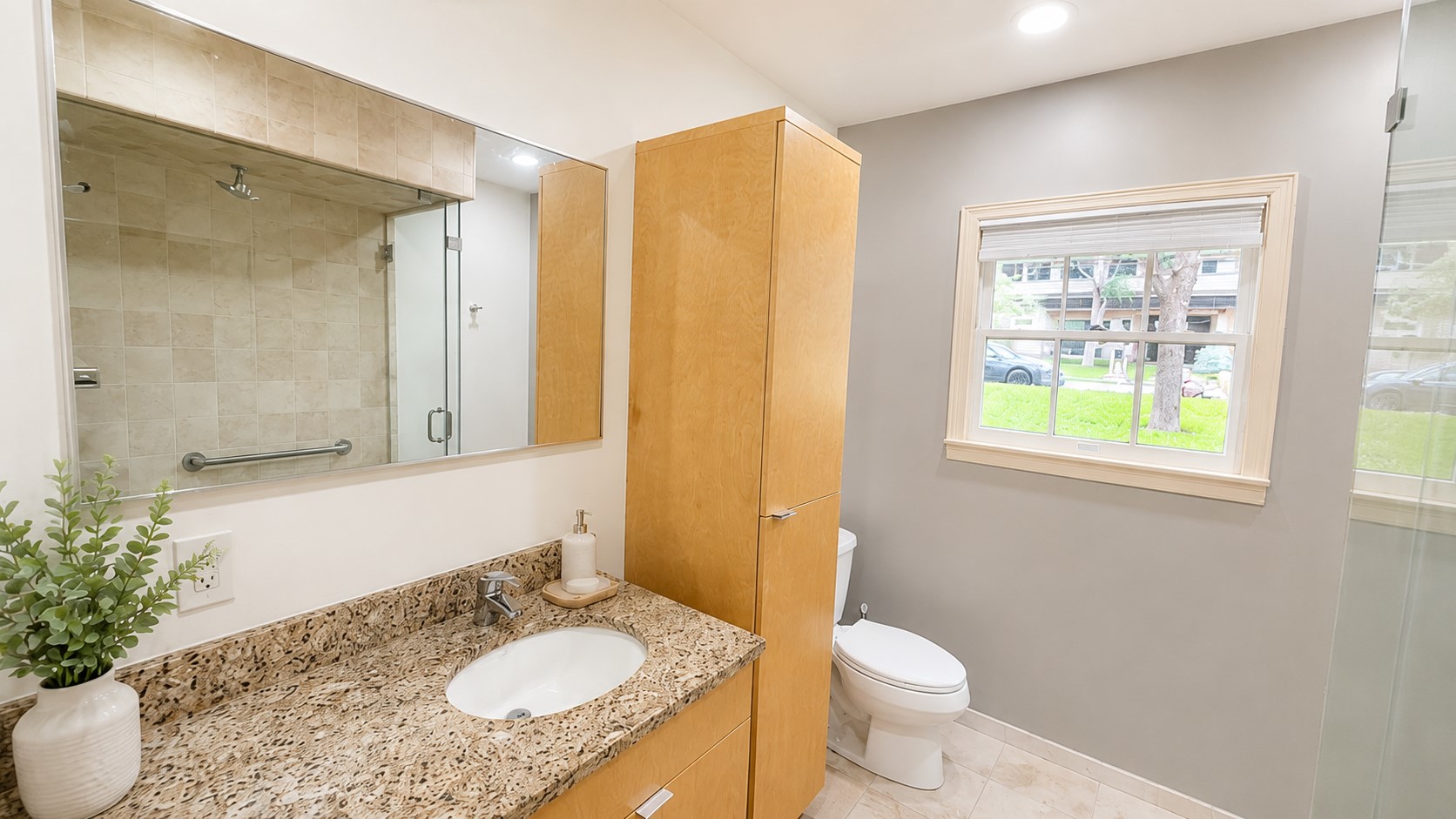 405 Ridgewood Road Austin, TX 78746 - Photo 10 of 22 Bathroom