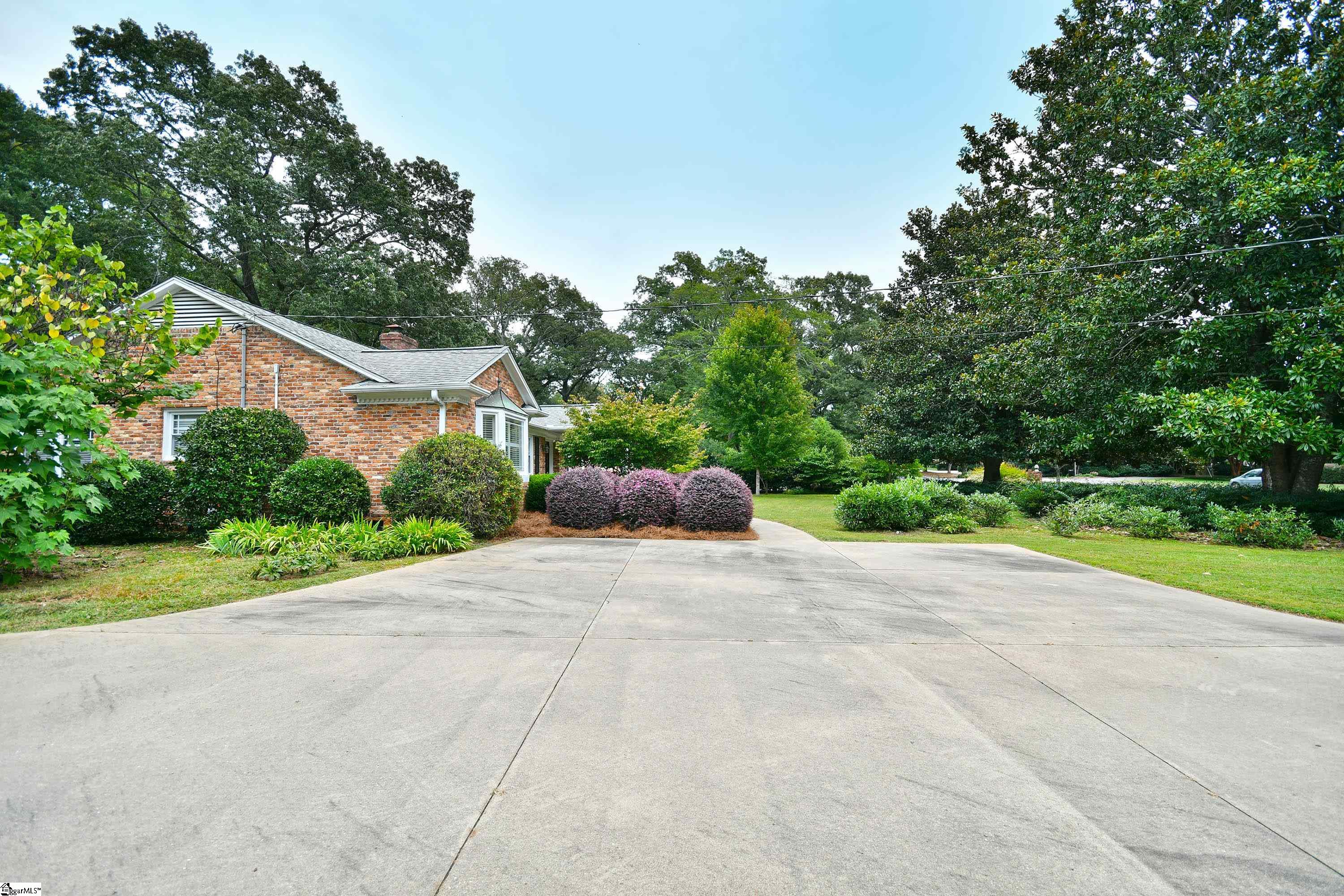 1119 Edwards Road Greenville, SC 29615 - Photo 4 of 47 Gallery Image 4