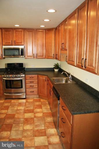9640 Dundawan Road Nottingham, MD 21236 - Photo 2 of 8 Kitchen