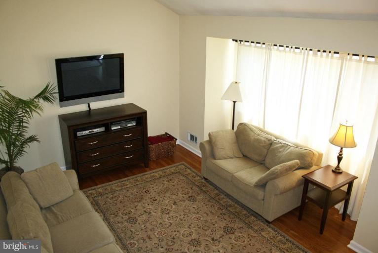 9640 Dundawan Road Nottingham, MD 21236 - Photo 4 of 8 Living Room