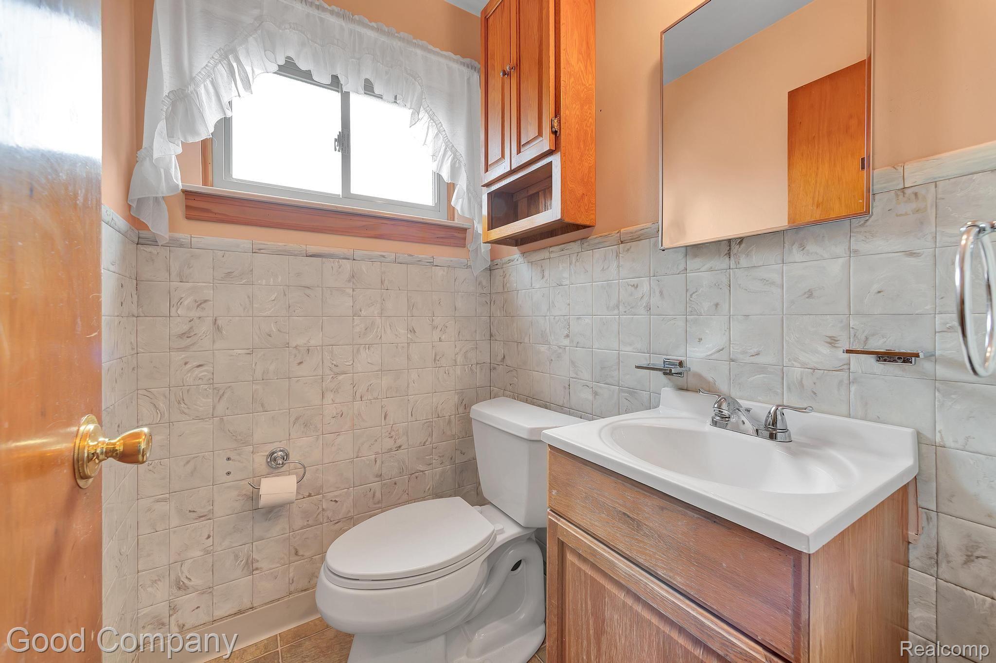 14066 12 Mile Road Warren, MI 48088 - Photo 26 of 36 Bathroom
