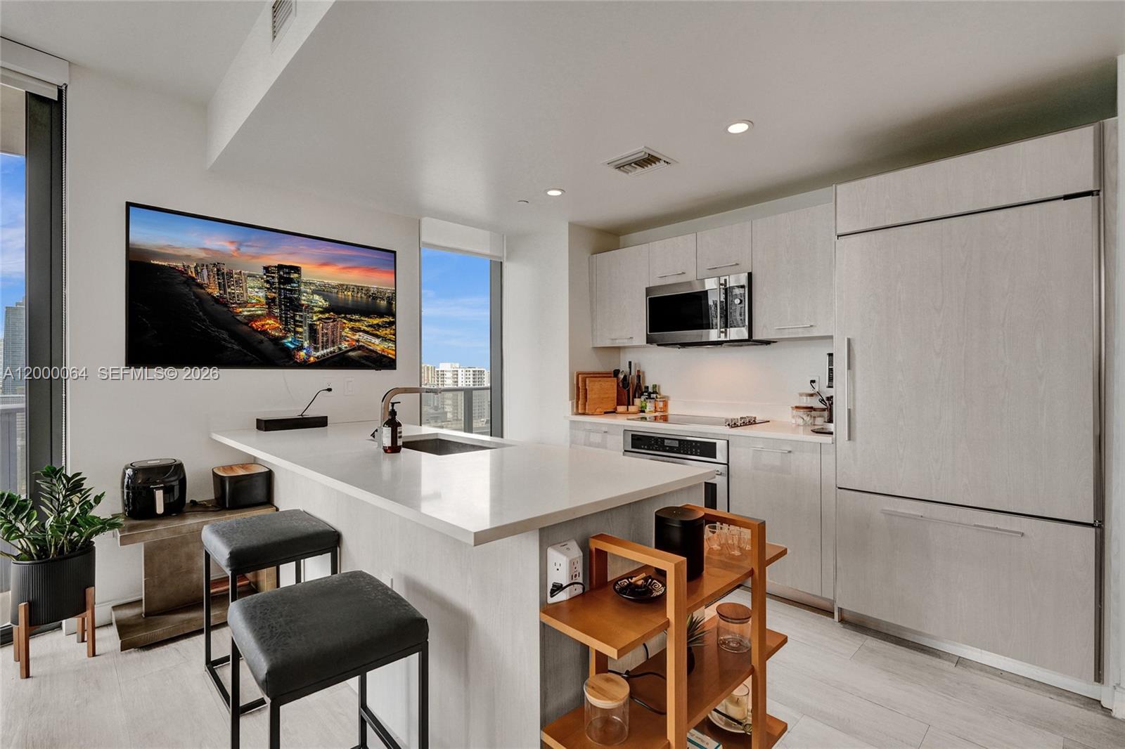 45 Southwest 9th Street, Unit 1803 Miami, FL 33130 - Photo 11 of 39 KITCHEN