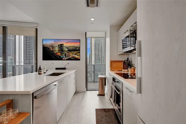 $7,250 | 45 Southwest 9th Street, Unit 1803, Miami, FL 33130