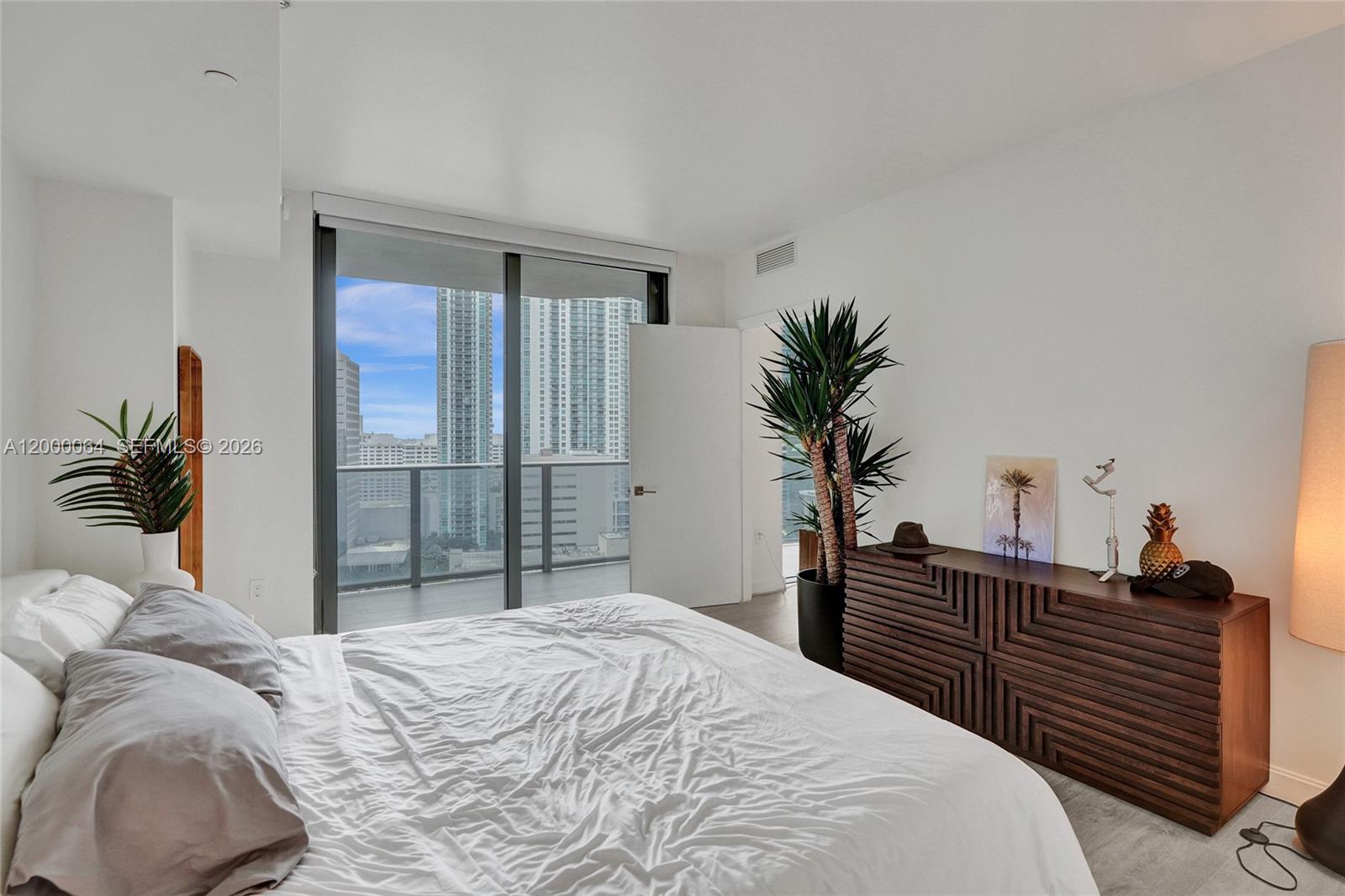 45 Southwest 9th Street, Unit 1803 Miami, FL 33130 - Photo 23 of 39 PRIMARY ROOM