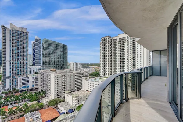 $7,250 | 45 Southwest 9th Street, Unit 1803, Miami, FL 33130