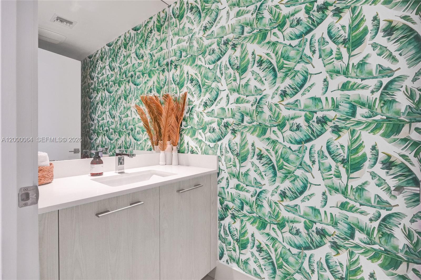 45 Southwest 9th Street, Unit 1803 Miami, FL 33130 - Photo 4 of 39 GUEST BATHROOM