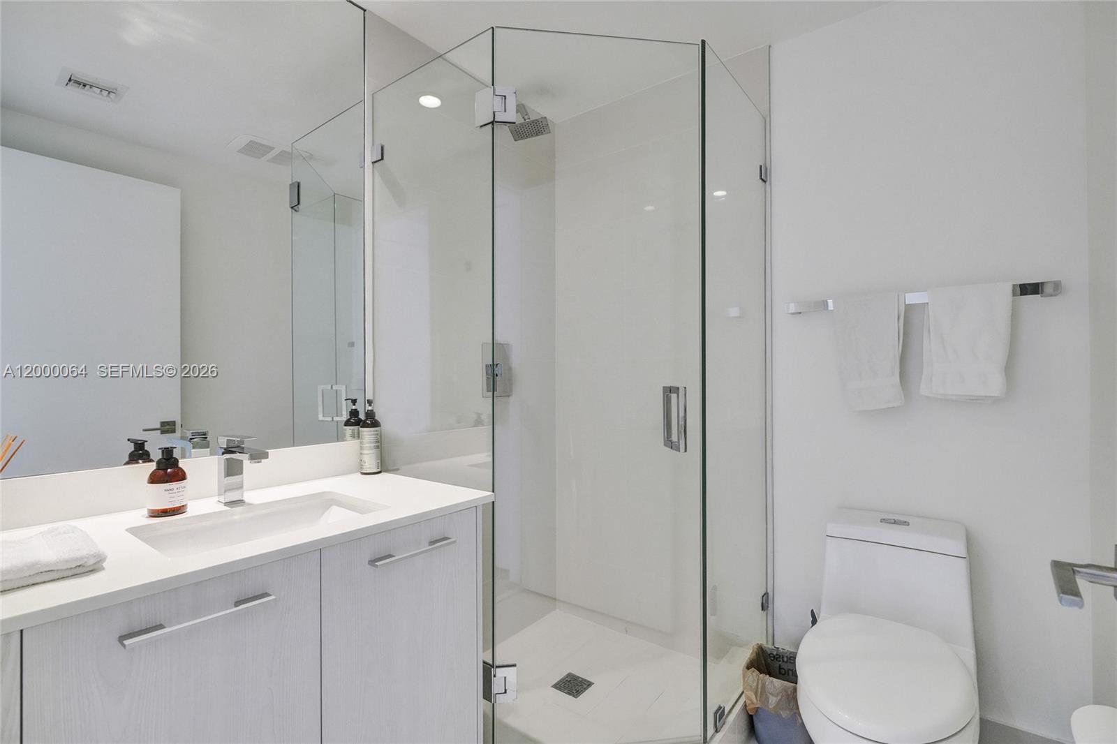 45 Southwest 9th Street, Unit 1803 Miami, FL 33130 - Photo 9 of 39 2ND BATHROOM