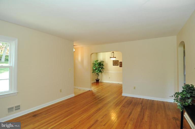 9518 St Andrews Way Silver Spring, MD 20901 - Photo 5 of 29 a view of a room with wooden floor and a potted plant