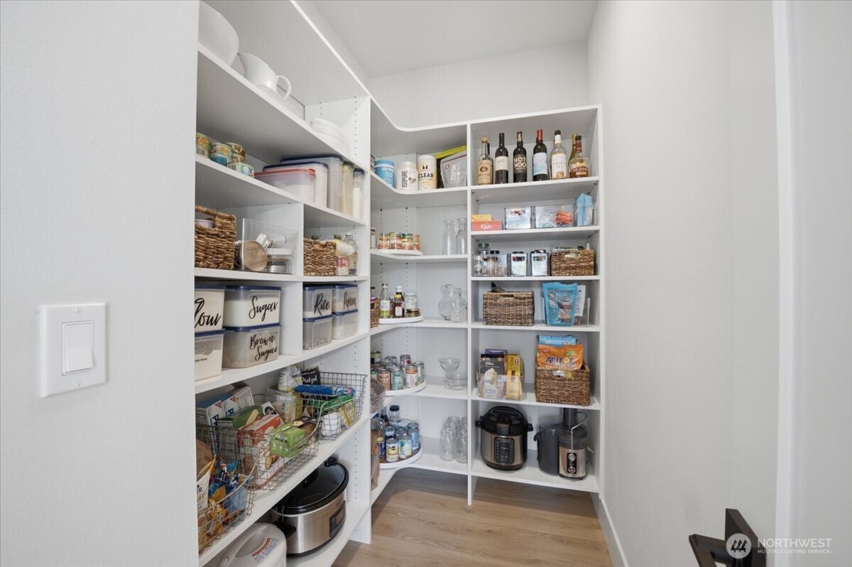20580 Sinnes Road Mount Vernon, WA 98274 - Photo 20 of 39 a view of a workspace with bookshelf