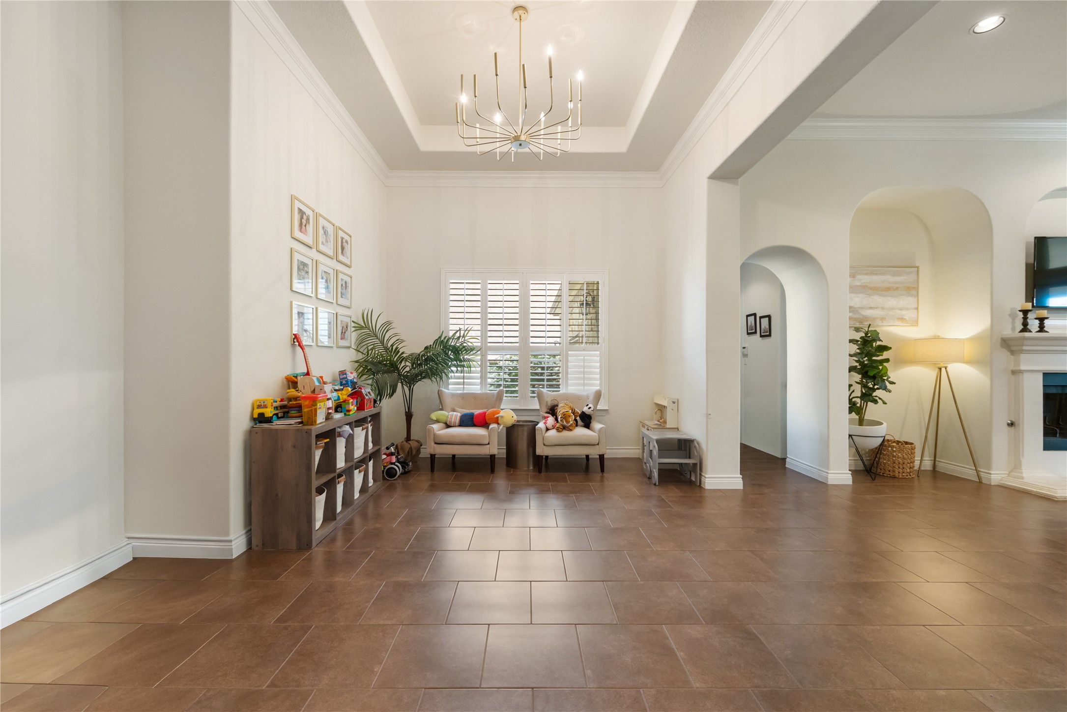 415 Bitterroot Lane Austin, TX 78737 - Photo 9 of 25 A grand entrance with high tray ceilings and classic tile flooring sets an inviting tone.
