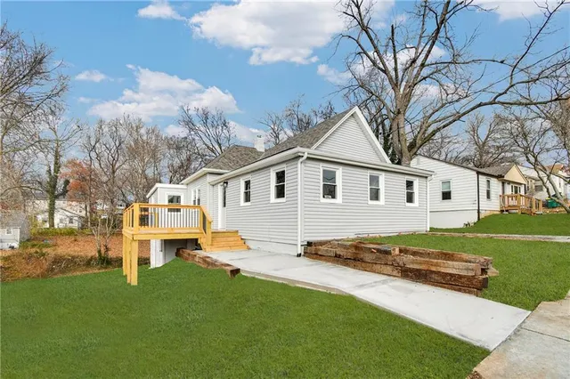 $299,900 | 309 East 2nd Street, Bonner Springs, KS 66012