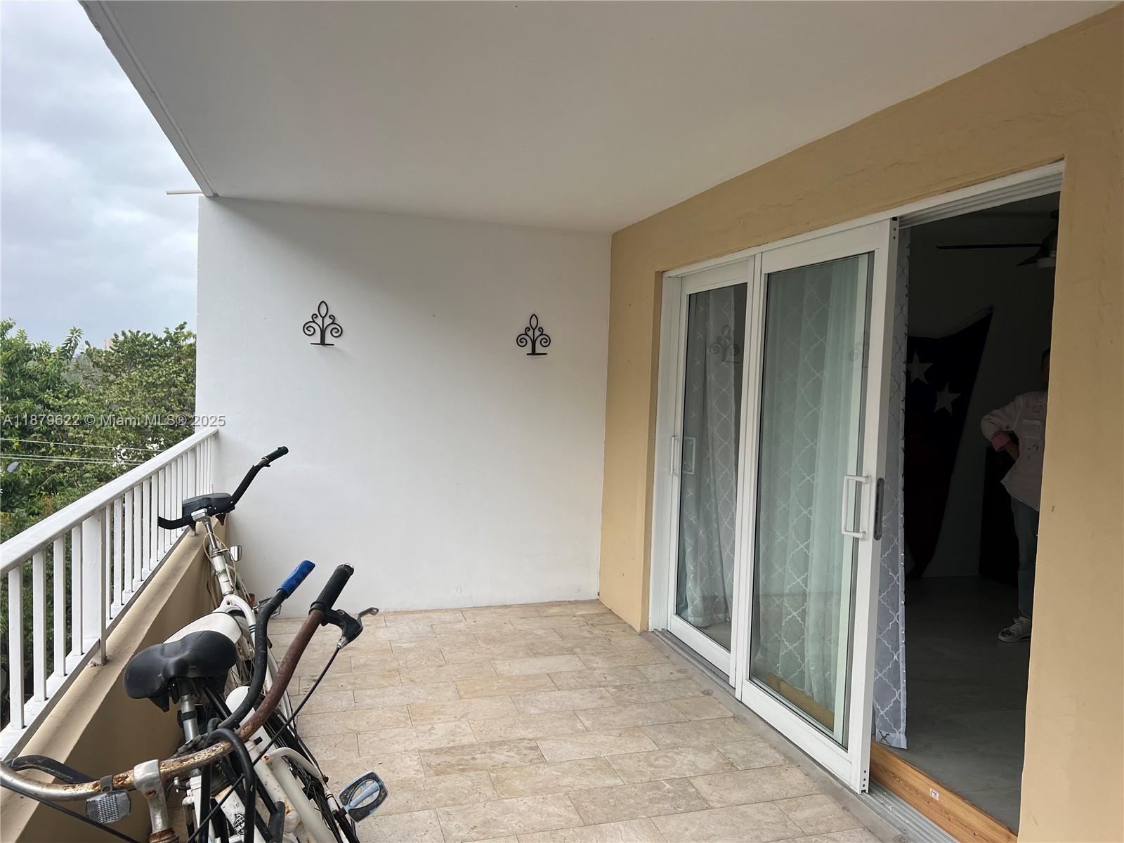 3304 Virginia Street, Unit 6C Miami, FL 33133 - Photo 20 of 22 a view of a balcony