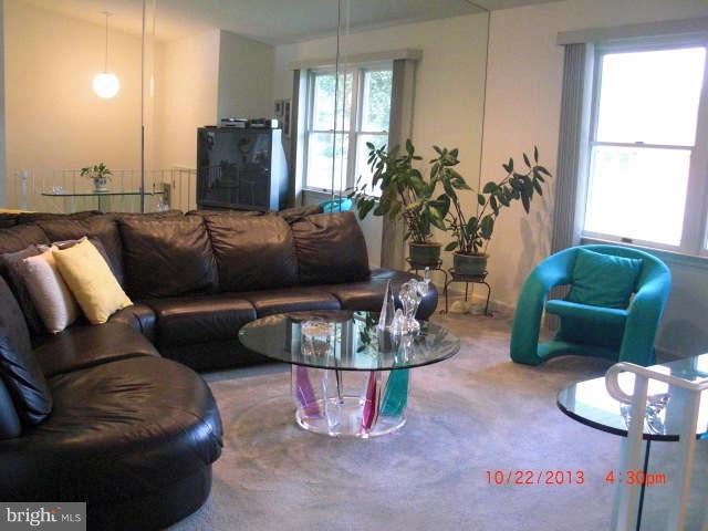 208 Cherry Valley Road Reisterstown, MD 21136 - Photo 5 of 26 Living Room
