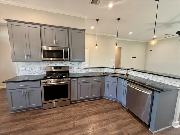 $2,300 | 9206 Anna Street, Needville, TX 77461