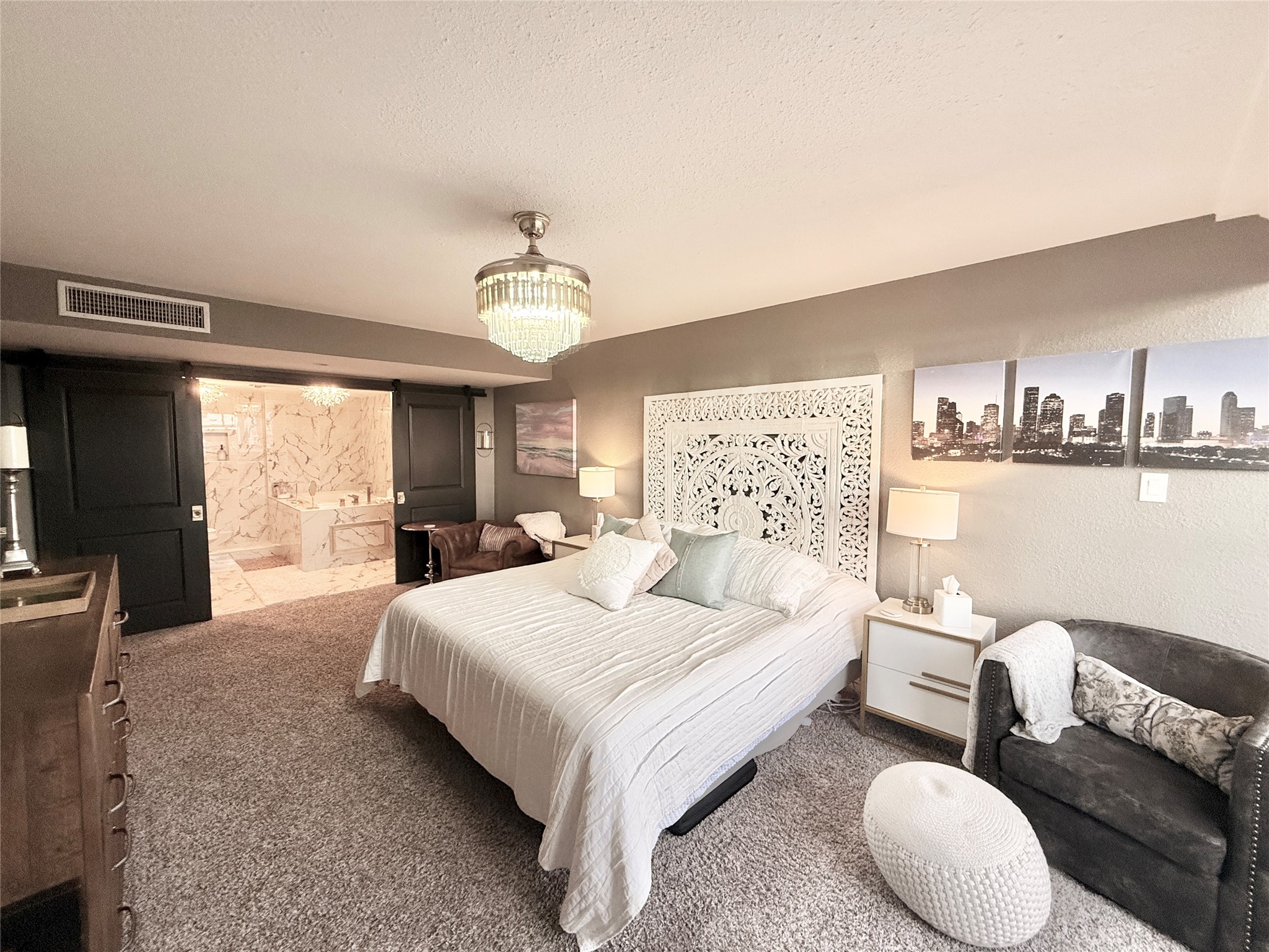 2016 Main Street, Unit 1022 Houston, TX 77002 - Photo 14 of 48 a bedroom with a bed and window