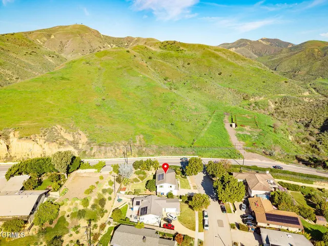 a picture of a bench in the window