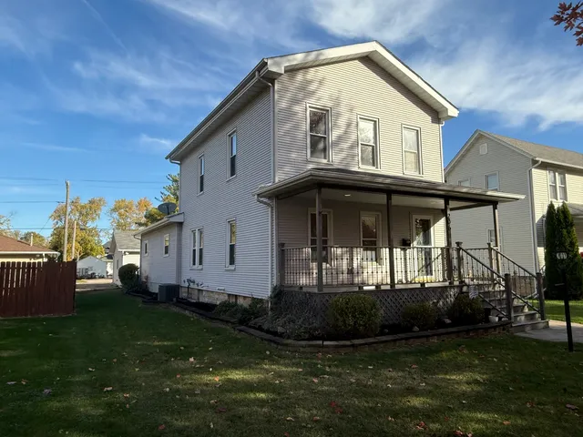 a view of a house with a yard