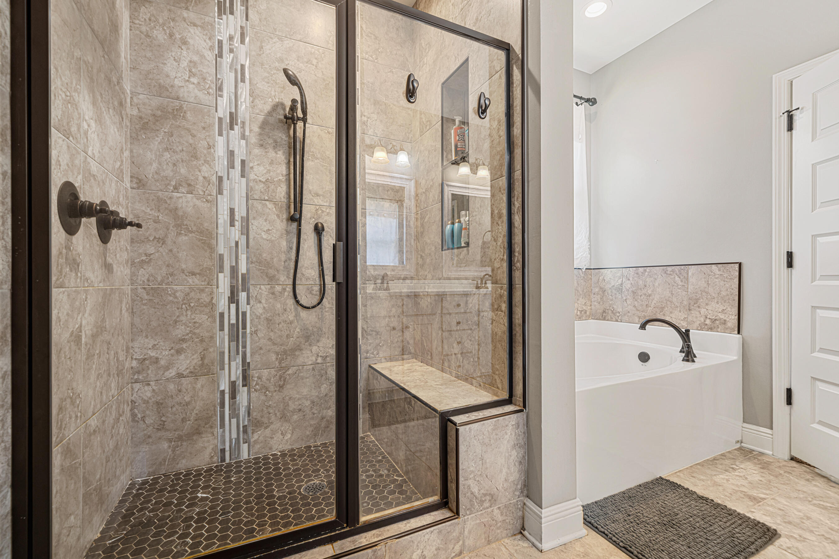 801 Playground Road Fort Walton Beach, FL 32547 - Photo 20 of 38 a bathroom with a bathtub and shower