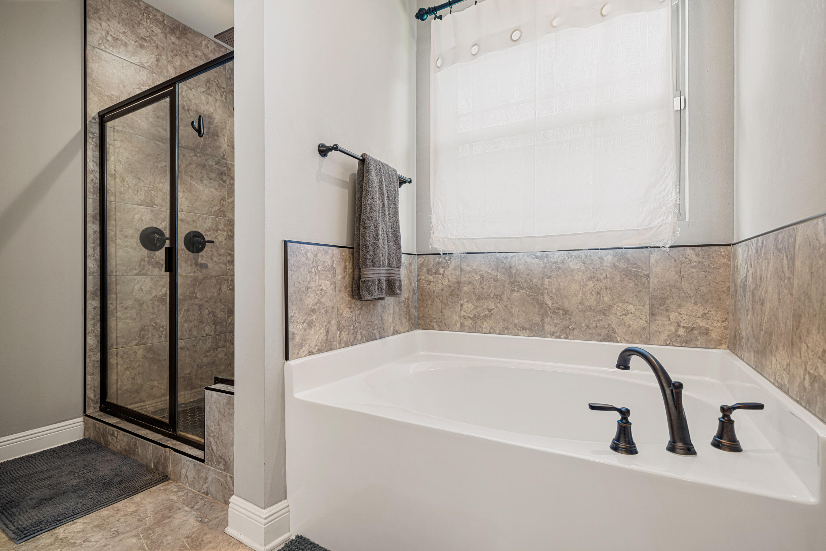 801 Playground Road Fort Walton Beach, FL 32547 - Photo 22 of 38 a bathroom with a bathtub