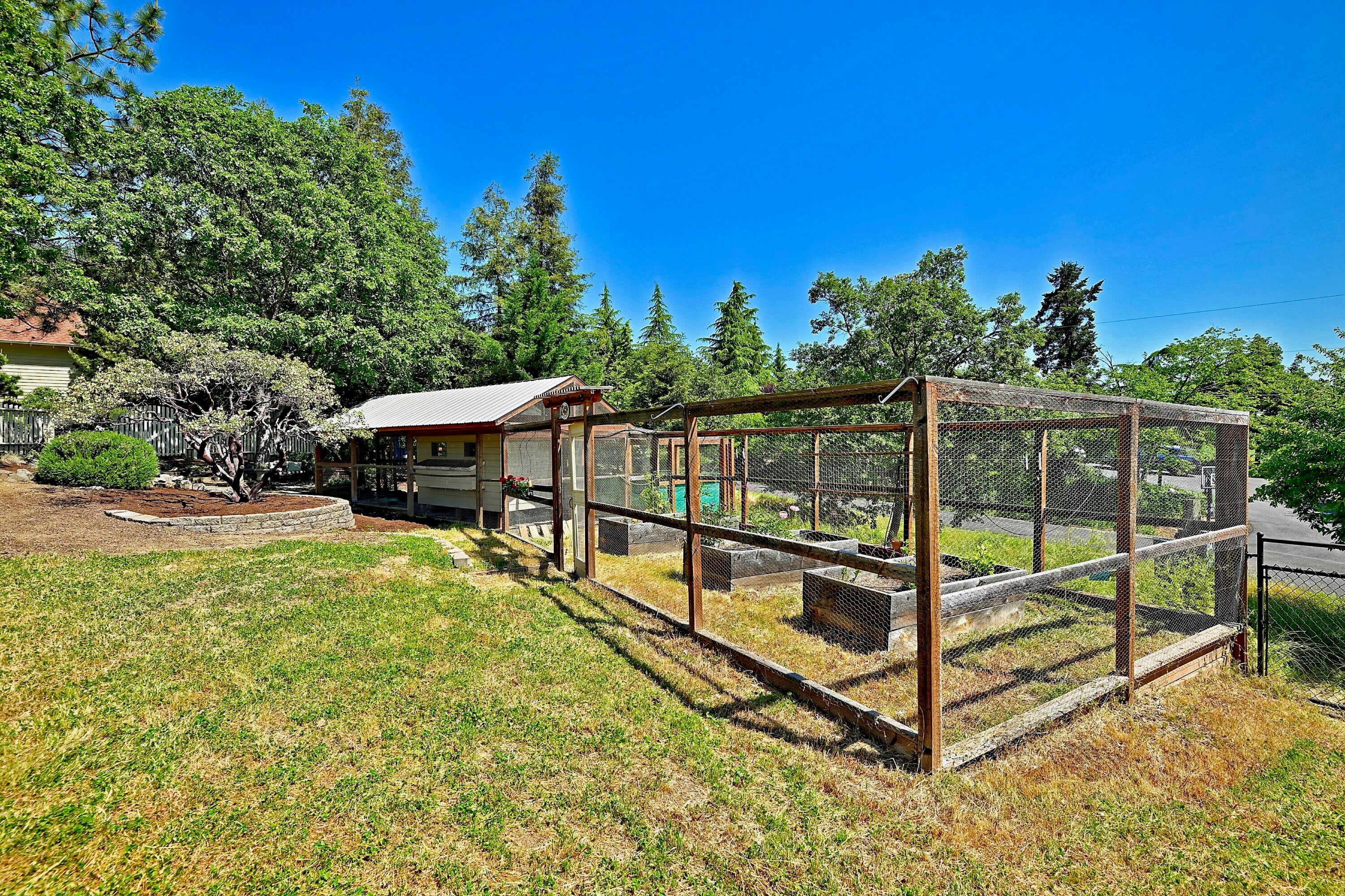 4292 Tami Lane Central Point, OR 97502 - Photo 33 of 37 32