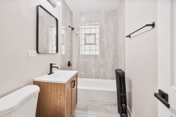 $1,412 | 7375 North Damen Avenue, Unit H2, Chicago, IL 60645