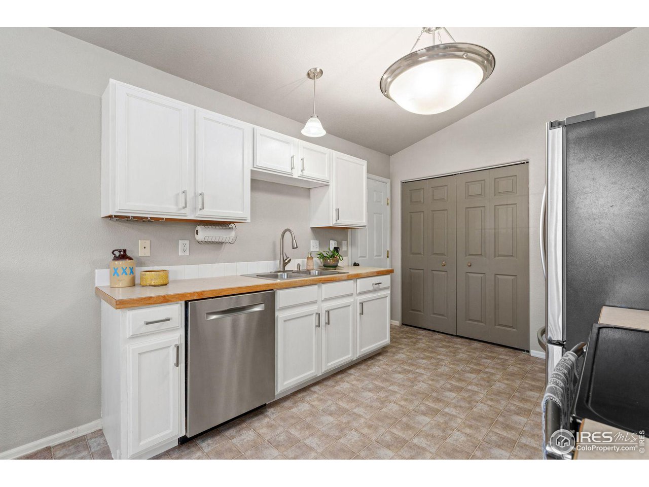 4418 West 30th Street Road Greeley, CO 80634 - Photo 6 of 24 Ample counter and cabinet space