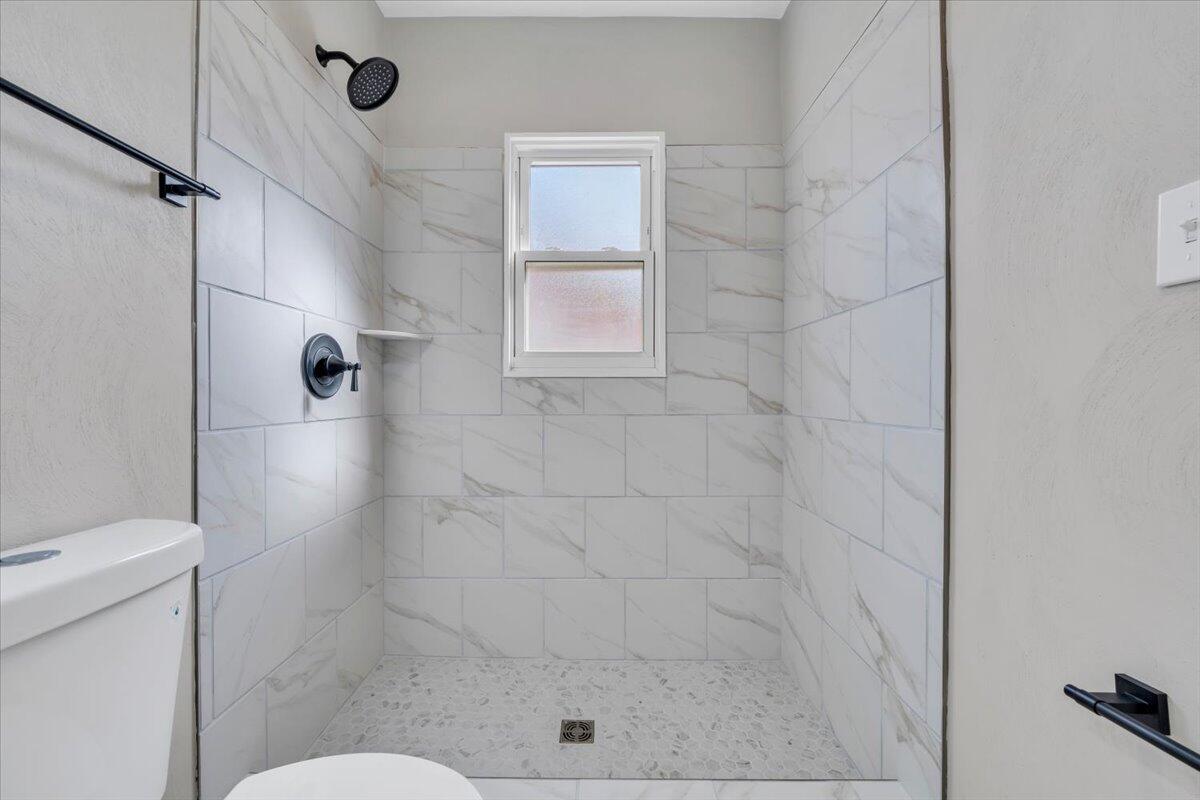 3452 Courtland Road Northwest Roanoke, VA 24012 - Photo 24 of 54 a bathroom with a shower and toilet