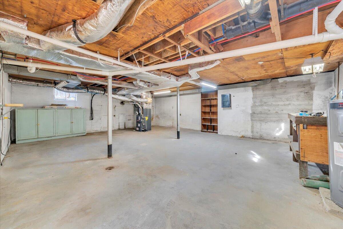 3452 Courtland Road Northwest Roanoke, VA 24012 - Photo 32 of 54 a view of a room with gym equipment