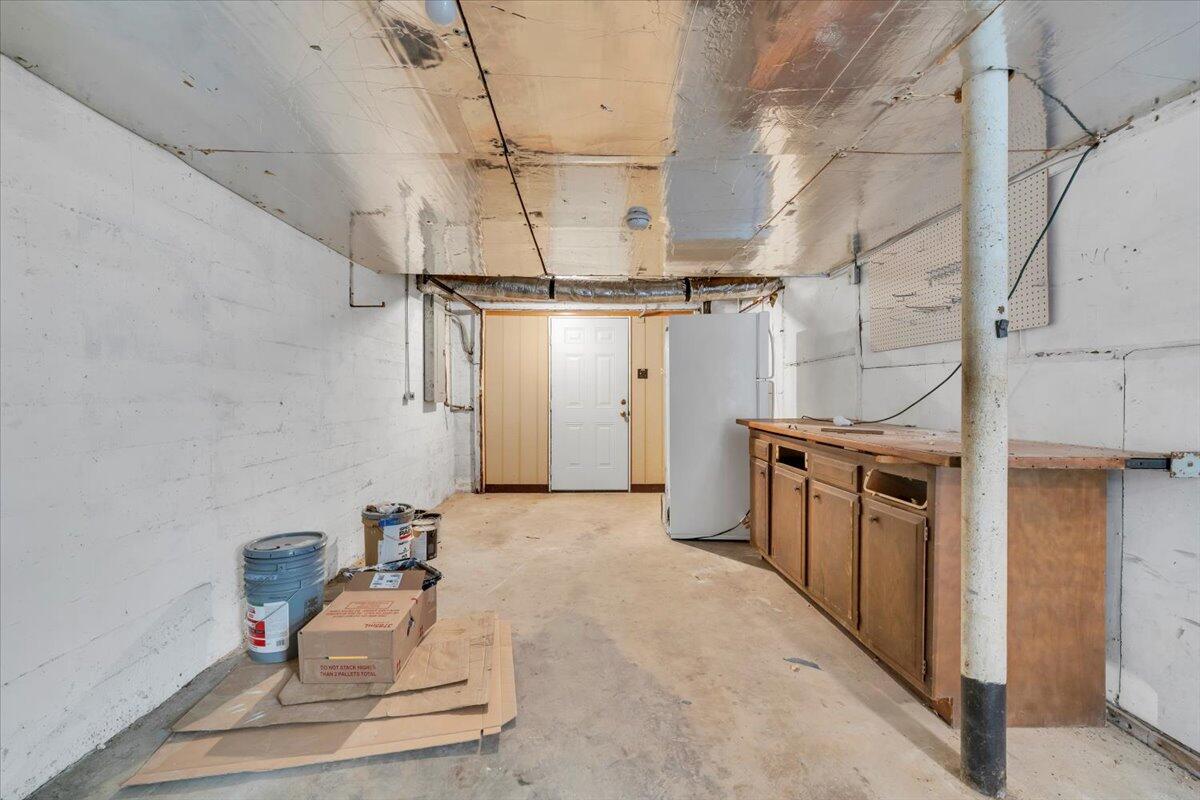 3452 Courtland Road Northwest Roanoke, VA 24012 - Photo 35 of 54 a utility room with dryer and washer