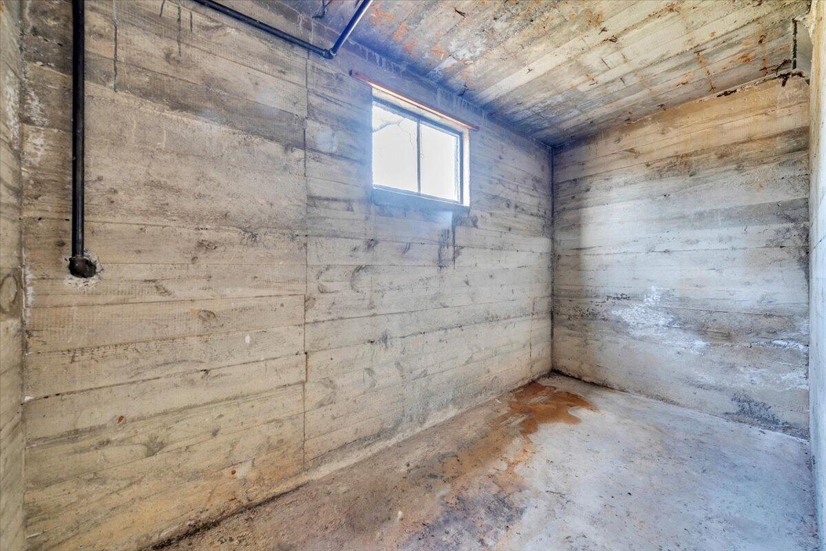 3452 Courtland Road Northwest Roanoke, VA 24012 - Photo 37 of 54 a bathroom with a shower