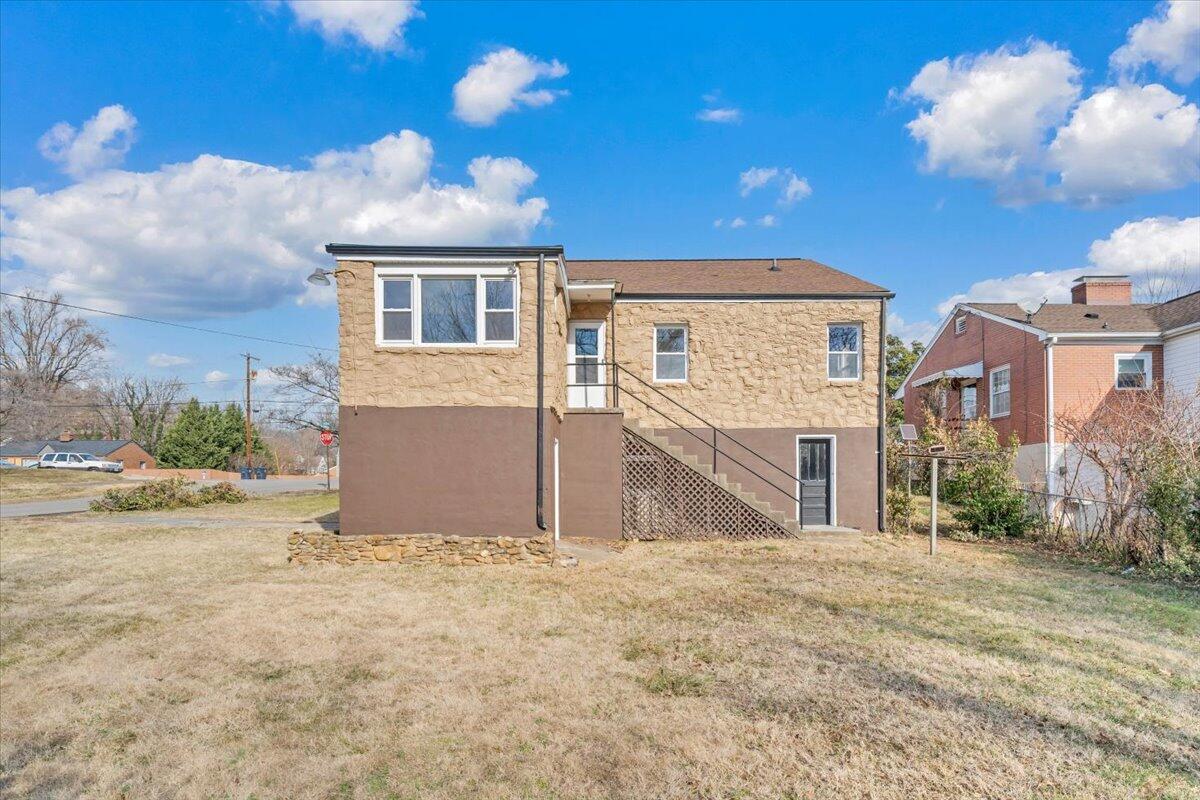 3452 Courtland Road Northwest Roanoke, VA 24012 - Photo 42 of 54 a front view of house with a garden