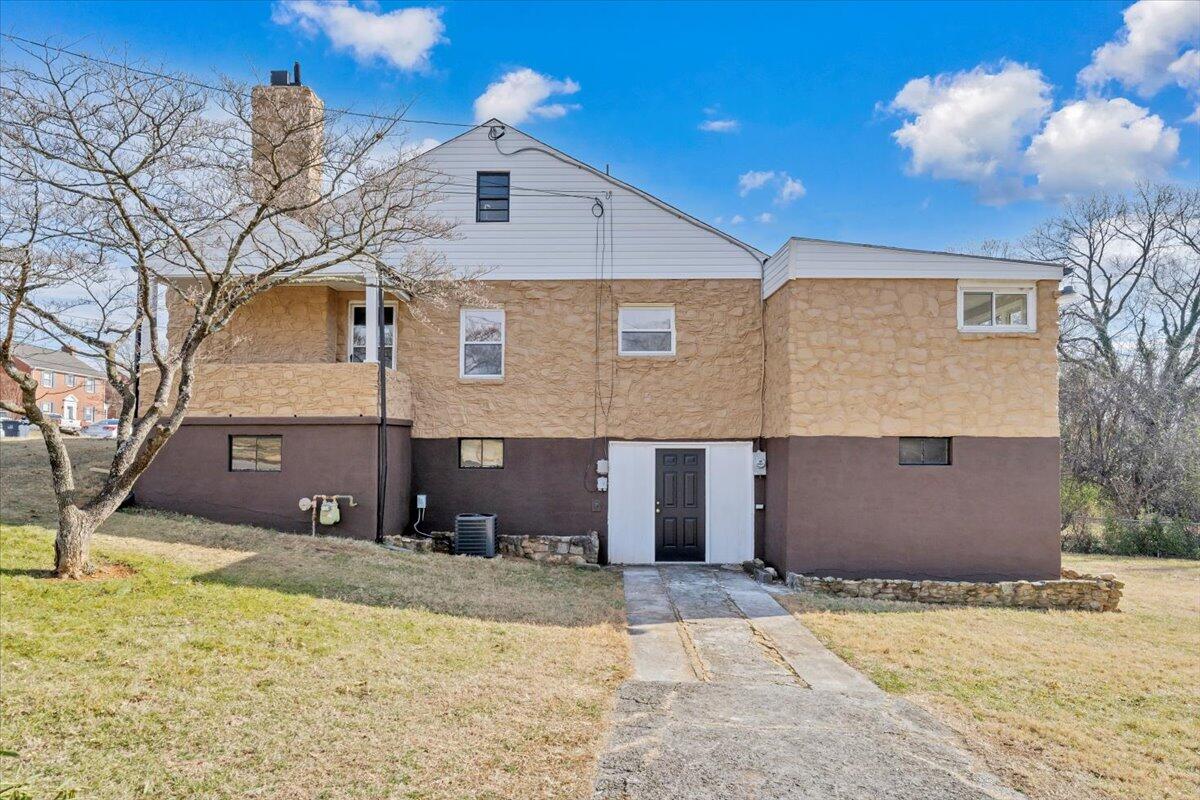 3452 Courtland Road Northwest Roanoke, VA 24012 - Photo 46 of 54 a front view of house with a yard