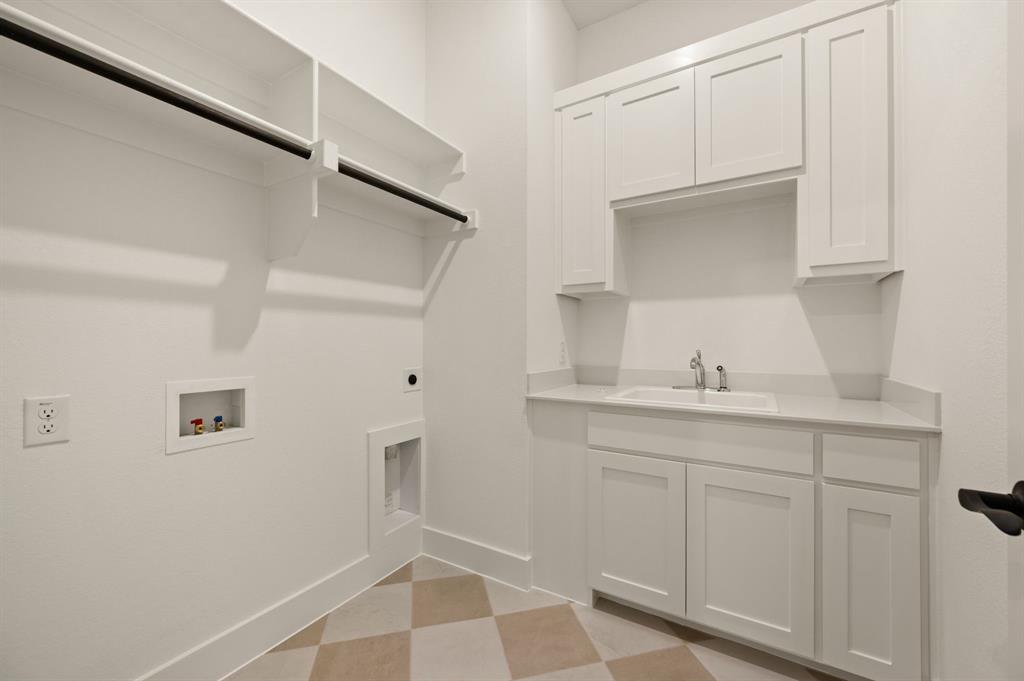 128 Highgate Court Boyd, TX 76023 - Photo 18 of 40 a bathroom with a sink and mirror