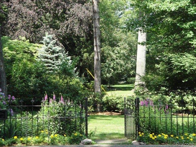 354 Provencal Road Grosse Pointe, MI 48236 - Photo 15 of 15 yard