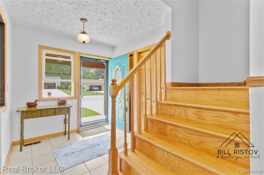 1932 Pageant Way Holt, MI 48842 - Photo 7 of 37 Gallery Image 7