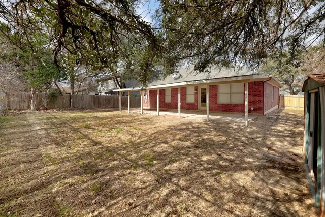 a view of a backyard