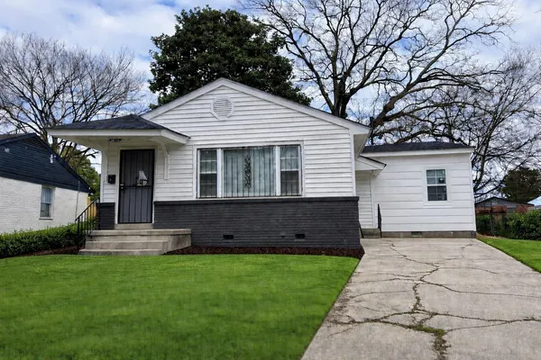 a front view of house with yard