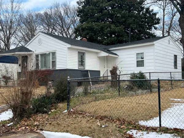 a view of back yard of the house
