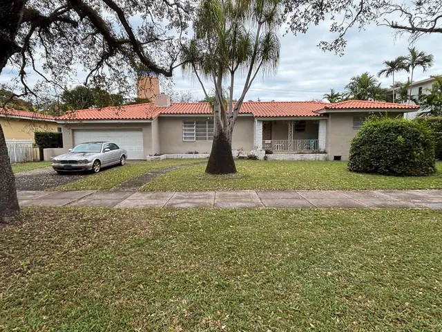$2,700,000 | 2011 Country Club Prado, Coral Gables, FL 33134
