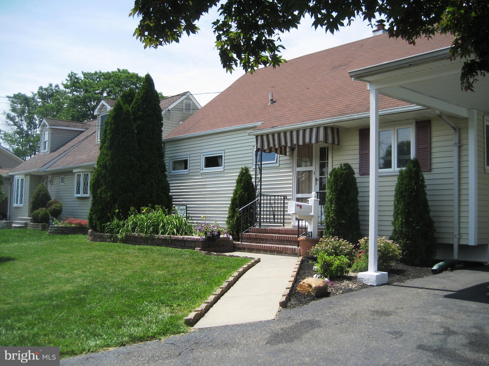 28 Beaumont Road Hamilton, NJ 08620 - Photo 2 of 26 Welcoming entry to front door.