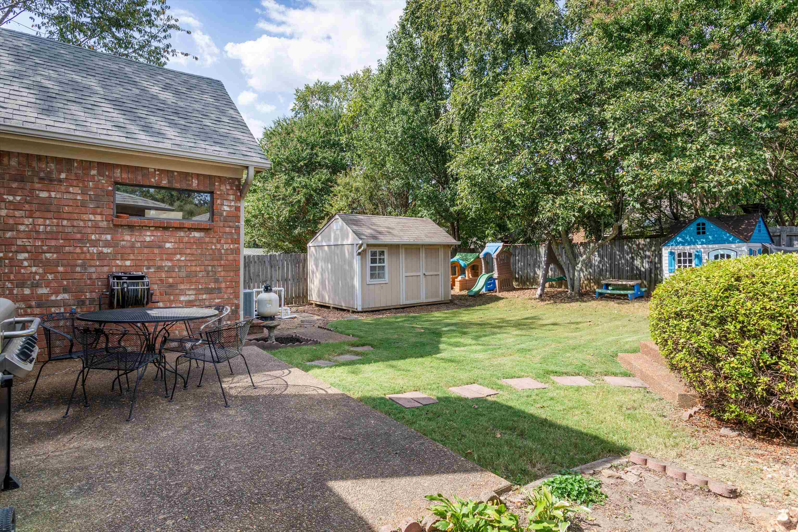 6614 Stephan Ridge Cove Bartlett, TN 38135 - Photo 25 of 26 a backyard of a house with table and chairs