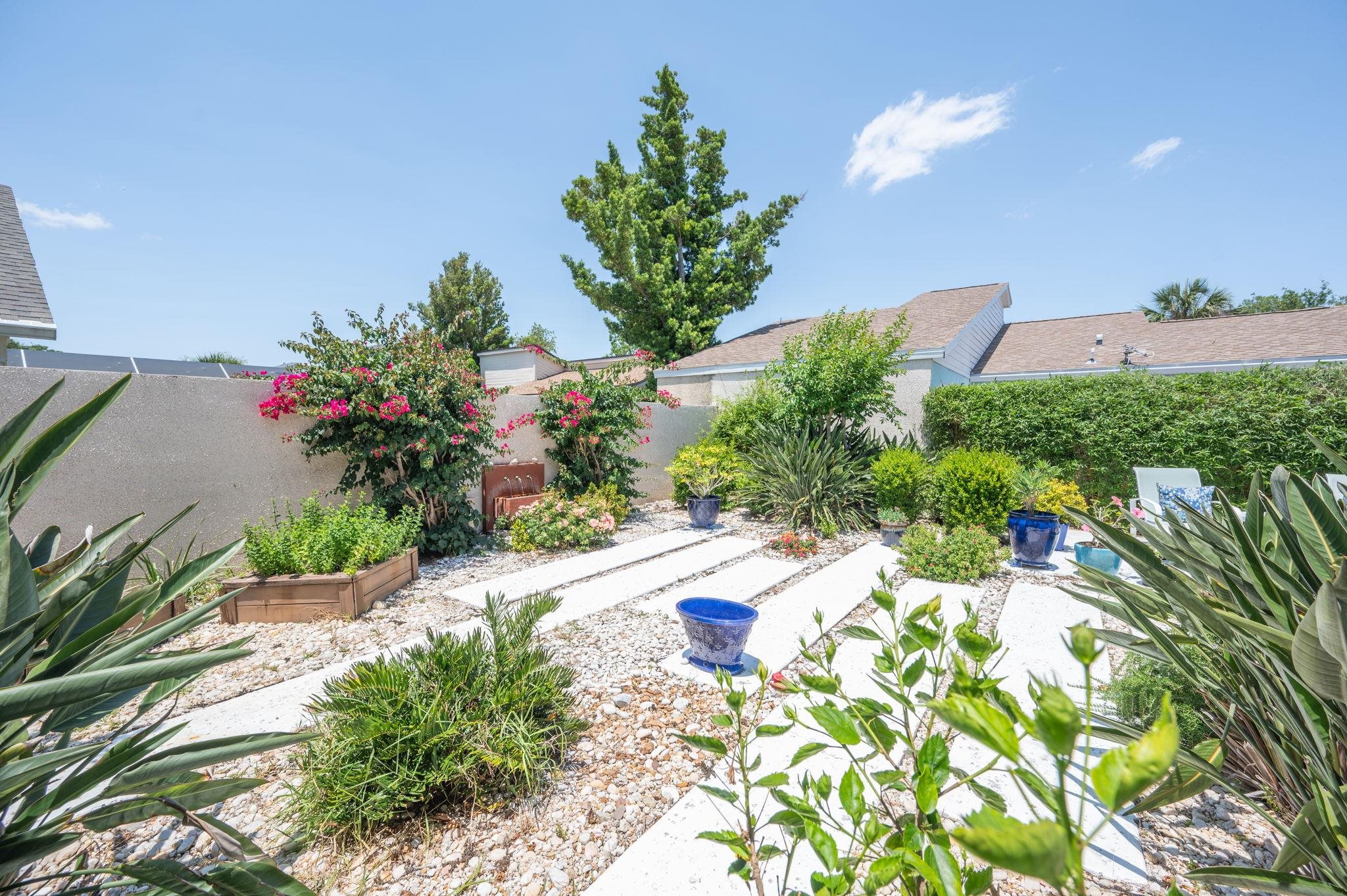322 Monika Place St. Augustine, FL 32080 - Photo 40 of 55 a vase of flowers sitting in a yard