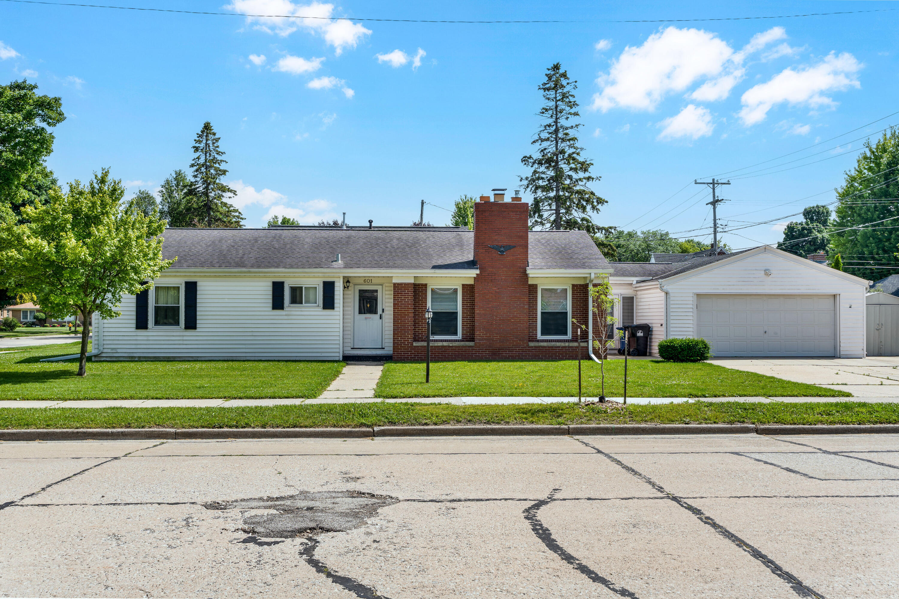 601 Isabelle Avenue Racine, WI 53402 - Photo 2 of 30 DSC04828