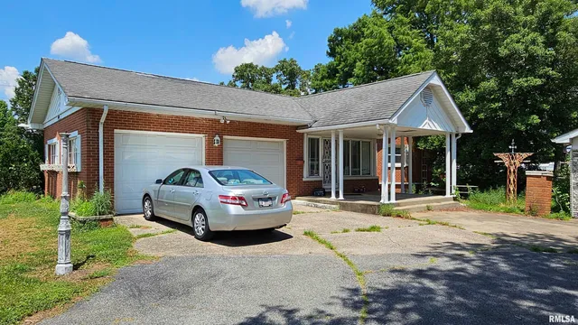 $899,000 | 1807 East Main Street, Marion, IL 62959