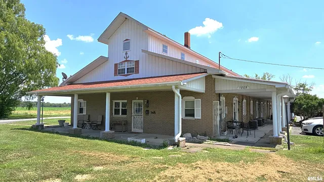 $899,000 | 1807 East Main Street, Marion, IL 62959