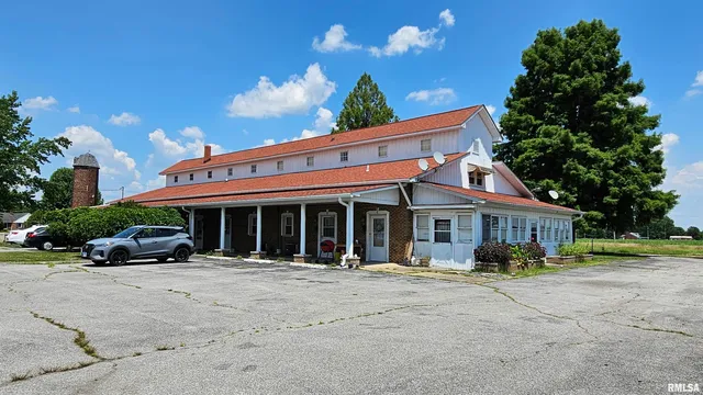 $899,000 | 1807 East Main Street, Marion, IL 62959