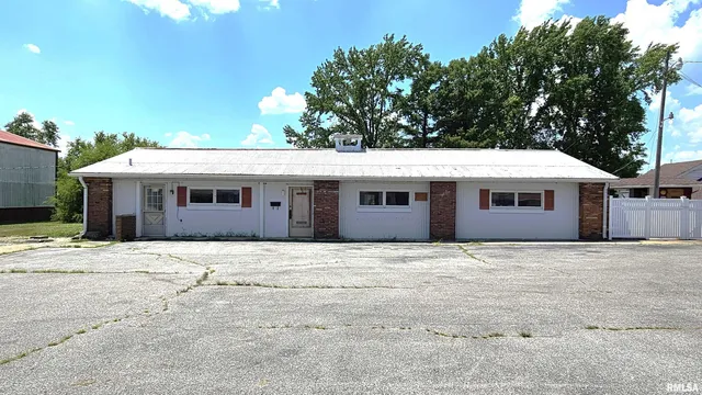 $899,000 | 1807 East Main Street, Marion, IL 62959