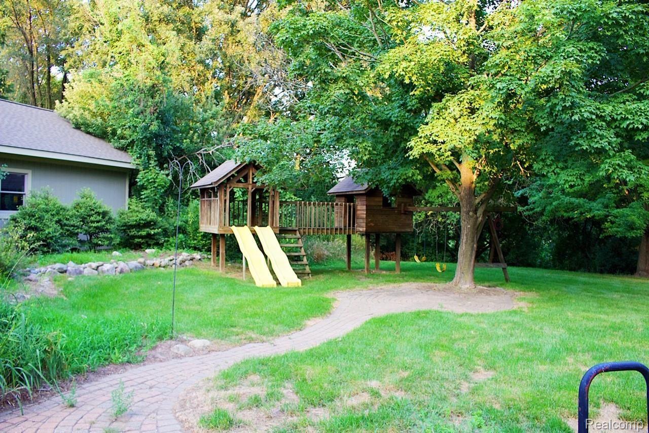 8666 Reese Road Clarkston, MI 48348 - Photo 6 of 26 6840B841-9C0A-4704-A0FB-4DE45E49AE69-5A576386-A0E9-4625-B604-CE4D90E21909.JPG